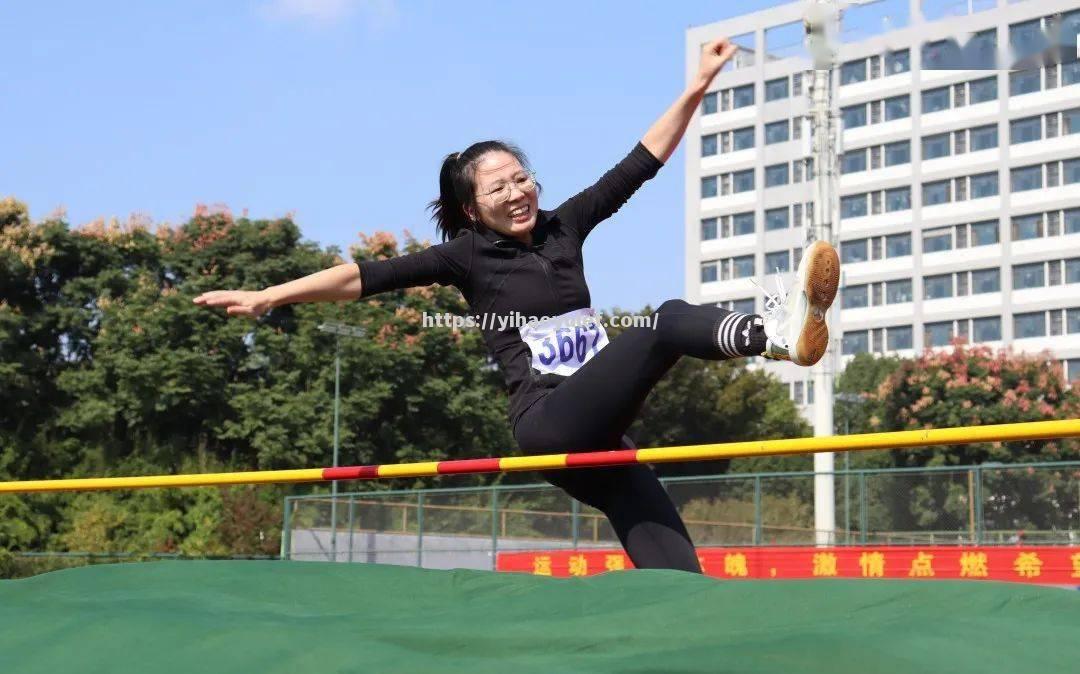 运动员们飒爽出场，挑战自我争夺荣誉